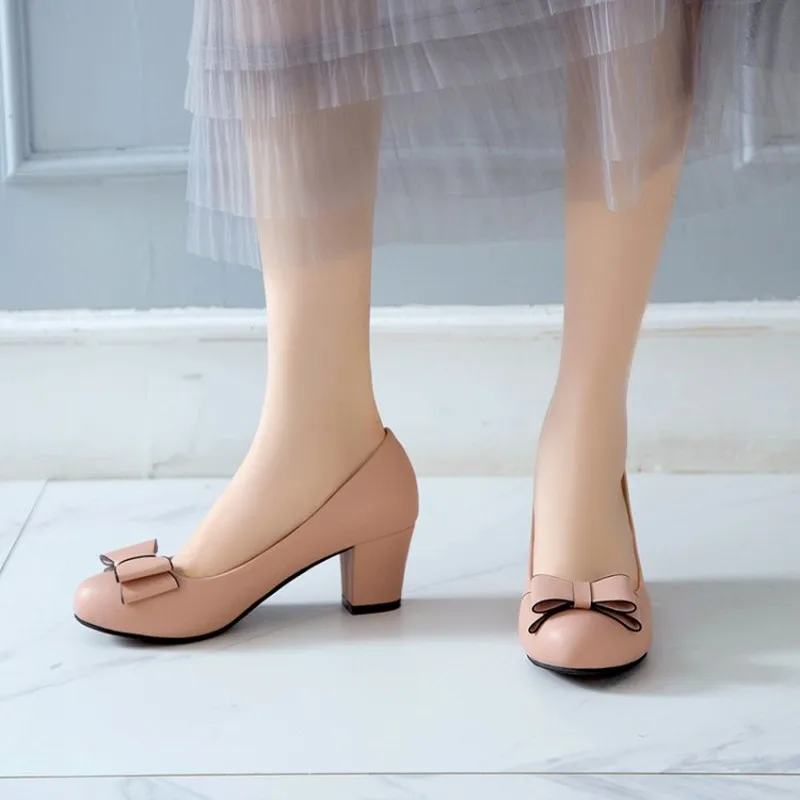 Женская обувь из лакированной кожи цвет розовый белый повседневные лоферы