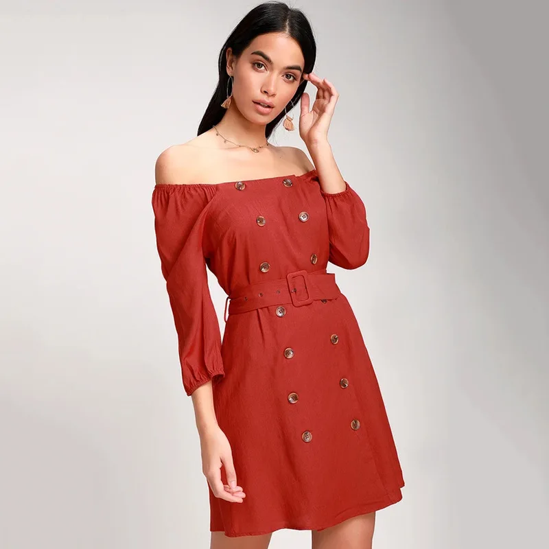 Женское платье средней длины с открытыми плечами и укороченными рукавами