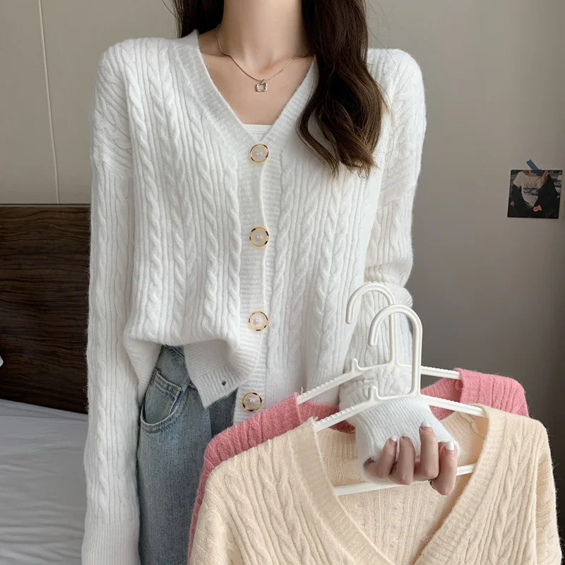 Свитер свободный с V-образным вырезом и длинными рукавами |