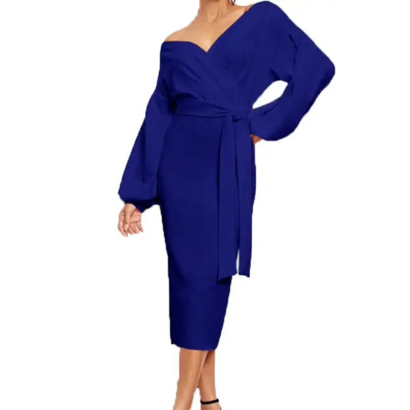 Женское облегающее платье миди с пышными рукавами открытыми плечами и поясом