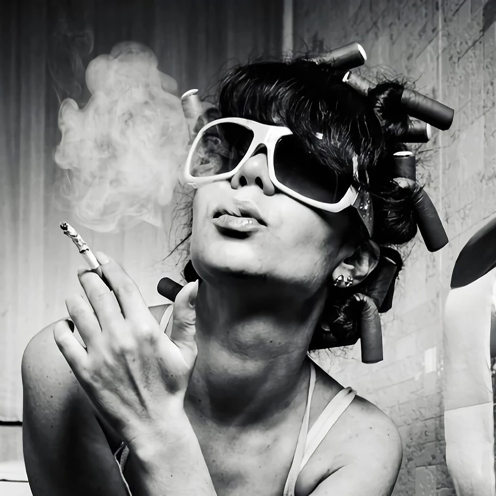 Настенная картина AAVV на холсте с рисунком девушки питьевой курительной в ванной