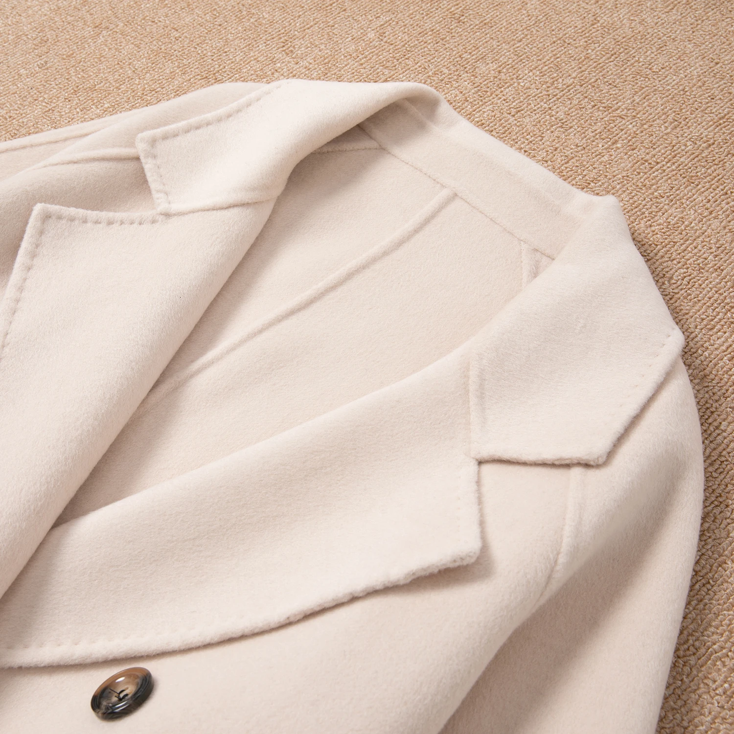 Длинное шерстяное пальто верблюжьего цвета женское теплое осеннее двубортное с