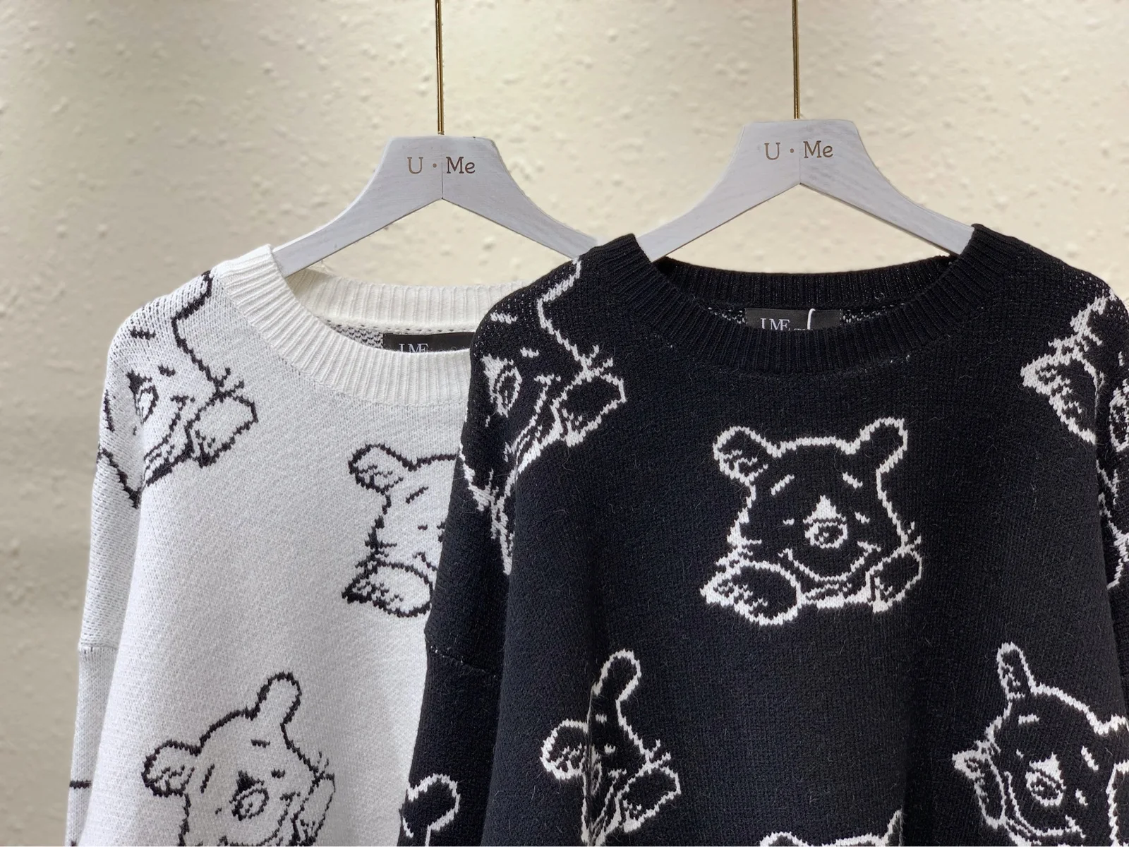 Женский трикотажный свитер с рисунком Винни-Пуха черный и белый пуловер в