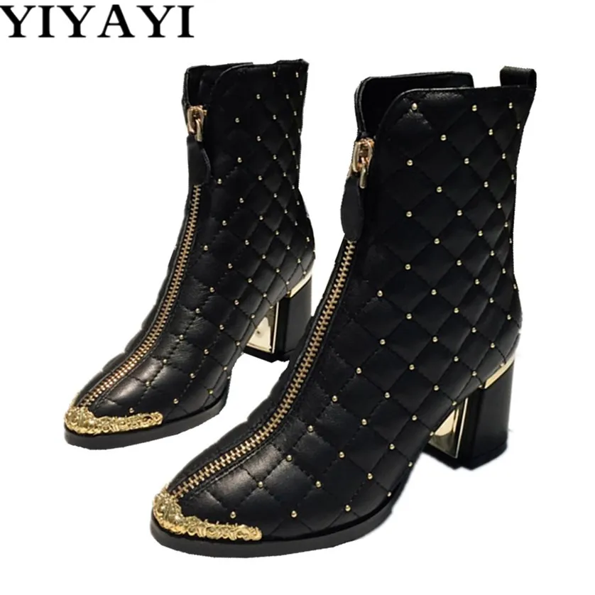 Ботинки на не сужающемся книзу высоком массивном каблуке с заклепками Модные