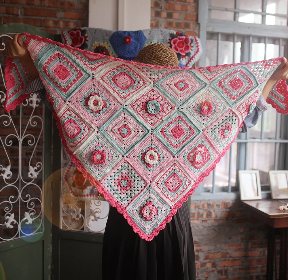 Женский шарф ручной работы вязаный крючком треугольный с розовыми цветами