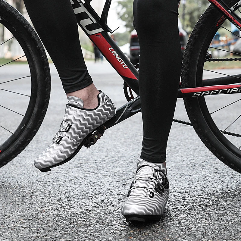

New type of mountain corrugated bicycle steering buckle shoes, men's road bike shoes with lock, bicycle shoes with rubber sole.