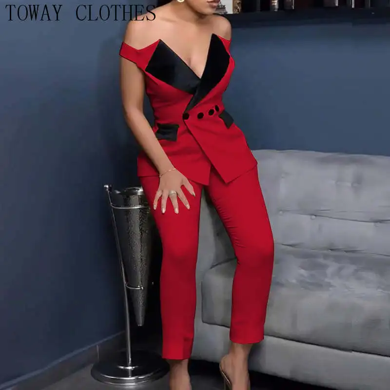 Женский блейзер и брюки на пуговицах с открытыми плечами английским