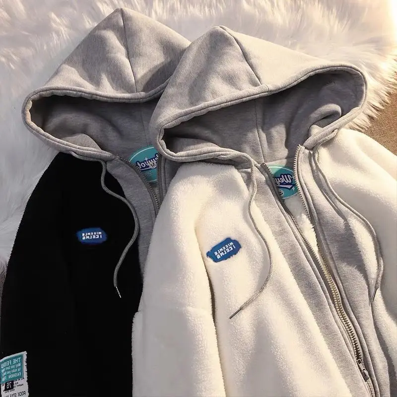 Женская куртка из овечьей шерсти с капюшоном | одежда