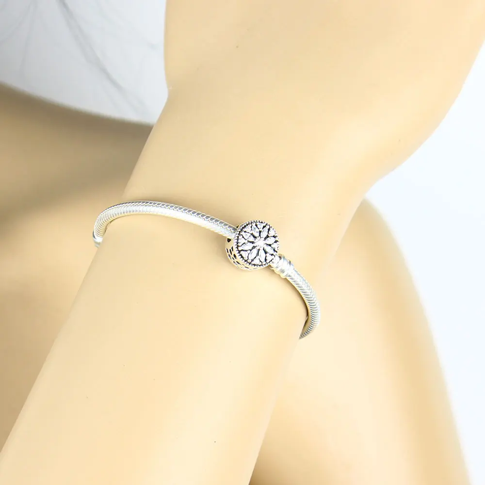 Коллекция весна 2018 прозрачные подвески в виде снежинок с фианитами подходят для