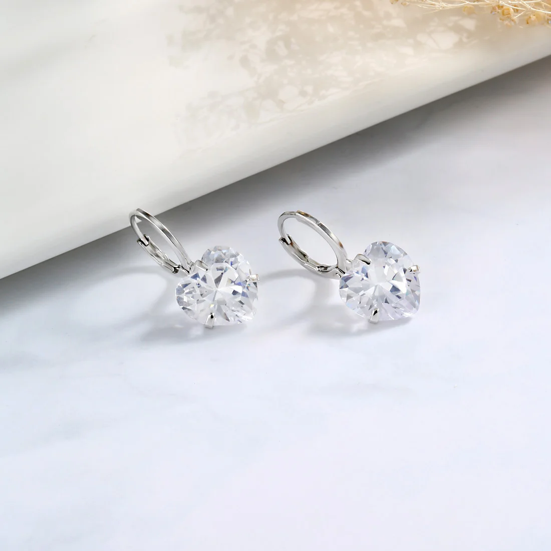 Neoglory Топ белого цвета с сердечками и крюк из циркония серьги для женщин покрытие