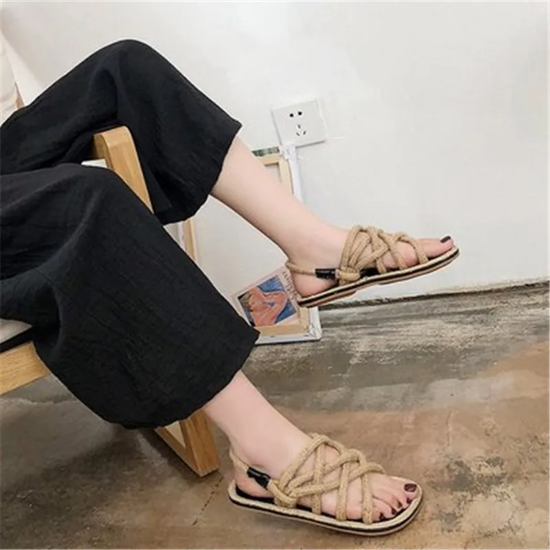 

In the summer of 2020 the new female straw sandals flat flat cool slippers female hemp rope beach shoes cross bind the Roman wom
