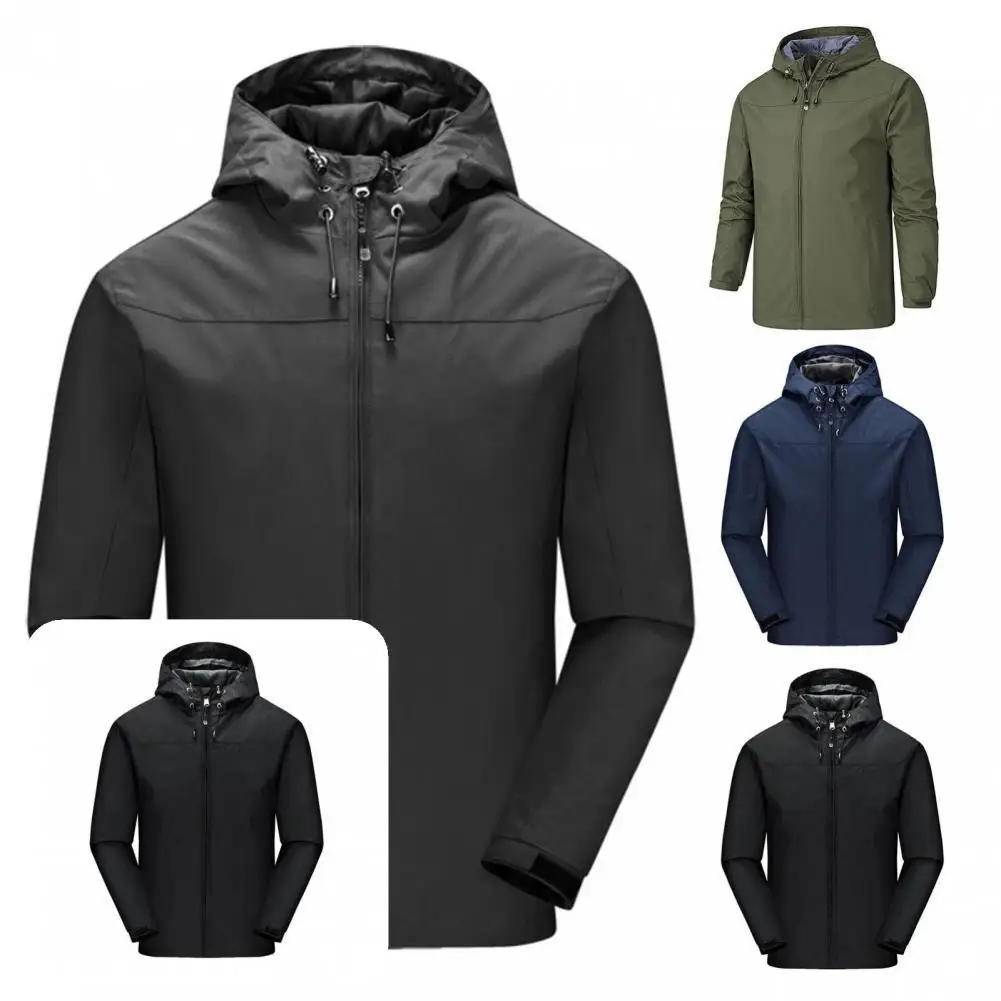 Практичная спортивная водонепроницаемая мягкая куртка с широкими накладками |