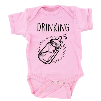 Pink-Drinking Новинка; летние комбинезоны для маленьких мальчиков и девочек с короткими рукавами и принтом букв; Одежда для новорожденных; комбинезон черного цвета - Цвет: Pink-Drinking