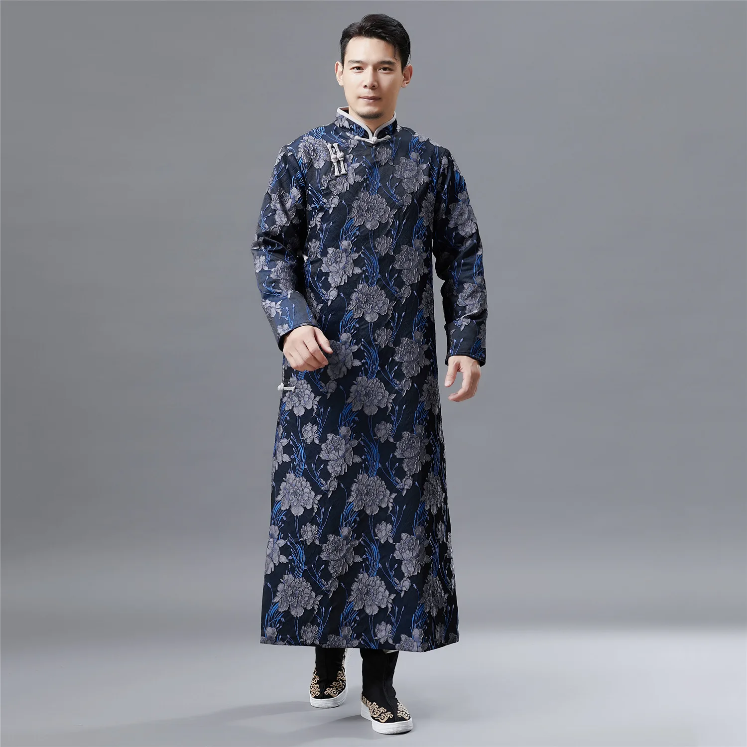 

IEFB Spring New Chinese Traditional Long Robe Vintage Male Embossed Cut Flower Pattern Chinese Button Clothes Split Stand Collar