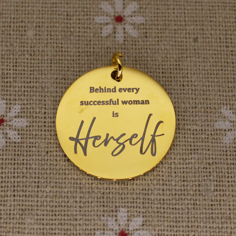 Подарки на день матери успешное женское украшение позади каждого успешного