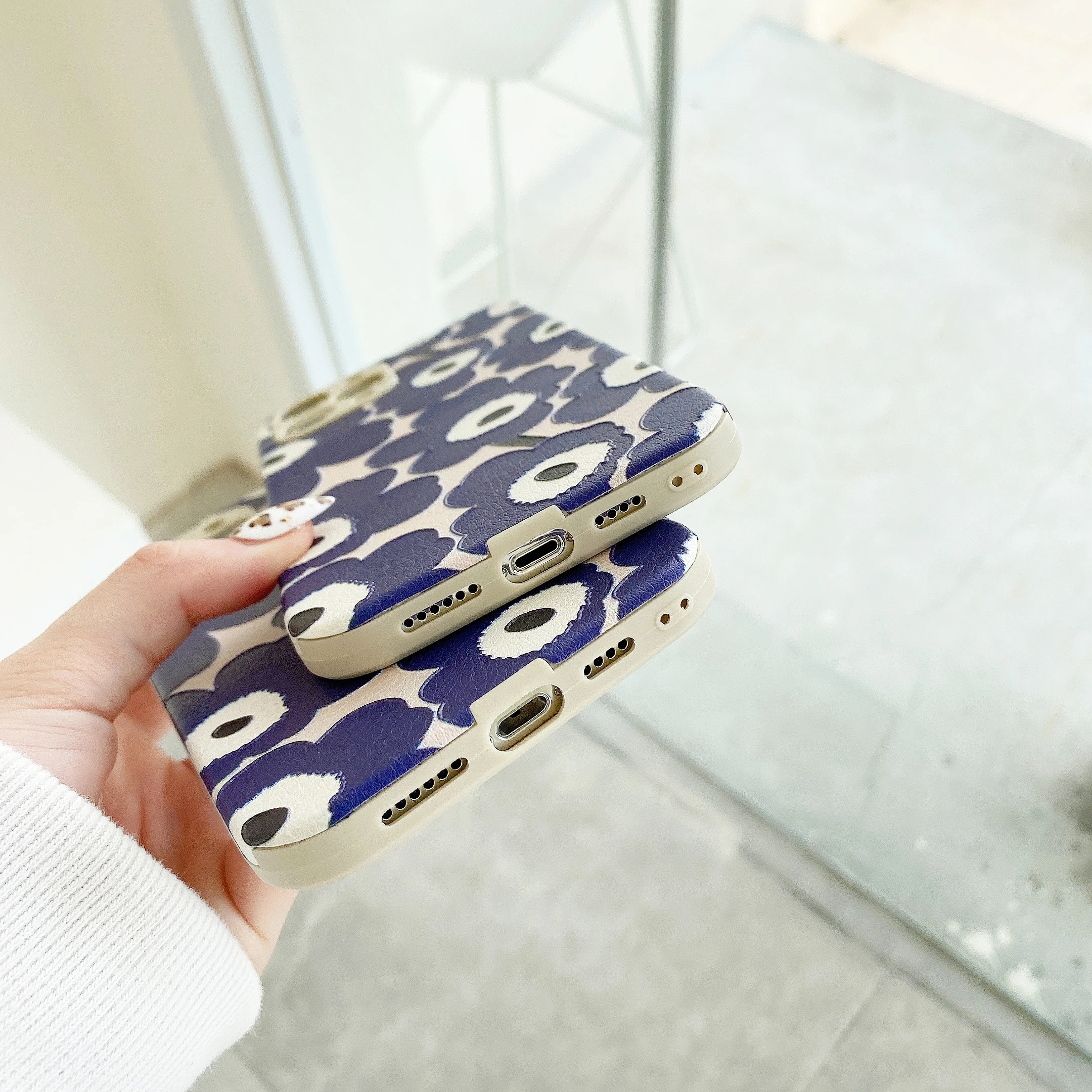 

12 Pro Case Cute Flower Foral Leather Silicone Cover for iPhone 11 Pro MAX 8 7 Plus XR X XS 7 8 Plus 11 Pro SE 2020 Cases Soft