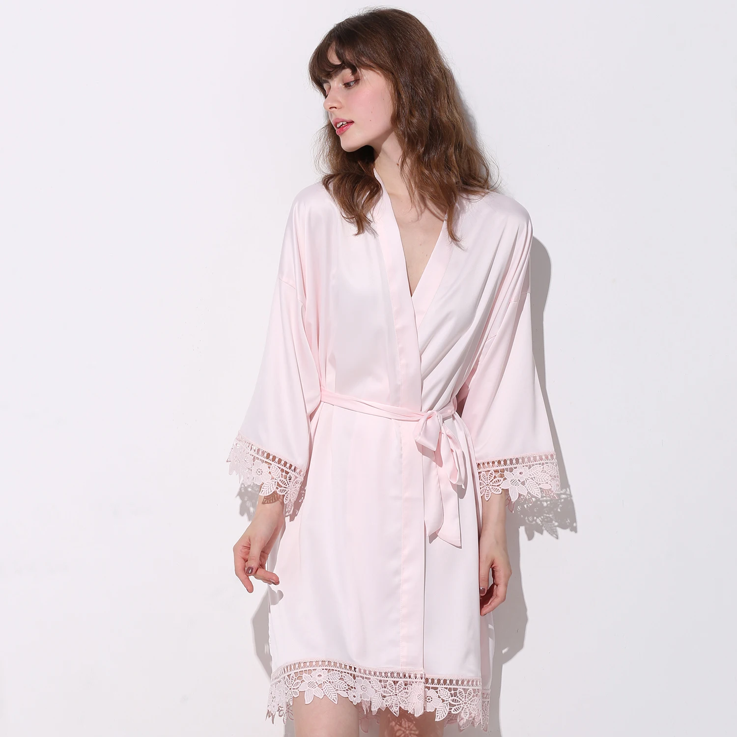 light pink Шелковистый женский кружевной банный халат матовый Атласный халат для невесты и подружки невесты с кружевным халатиком Свадебные халаты подарки для свадебной вечеринки халат платье темно-синего цвета - Цвет: light pink