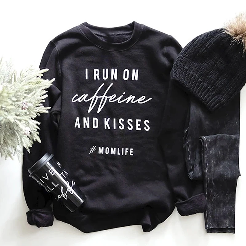 

I Run On Caffeine And Kisses Momlife Свитшот Повседневный Женский слоган черный пуловер Новинка осень длинный рукав гранж джемпер толстовки
