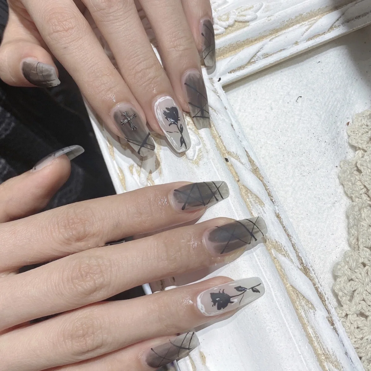 

Dried Rose Graffiti Nail Art Punk Girl Wearable False Nails With Glue 24pcs/box With Wearing Tools As Gift