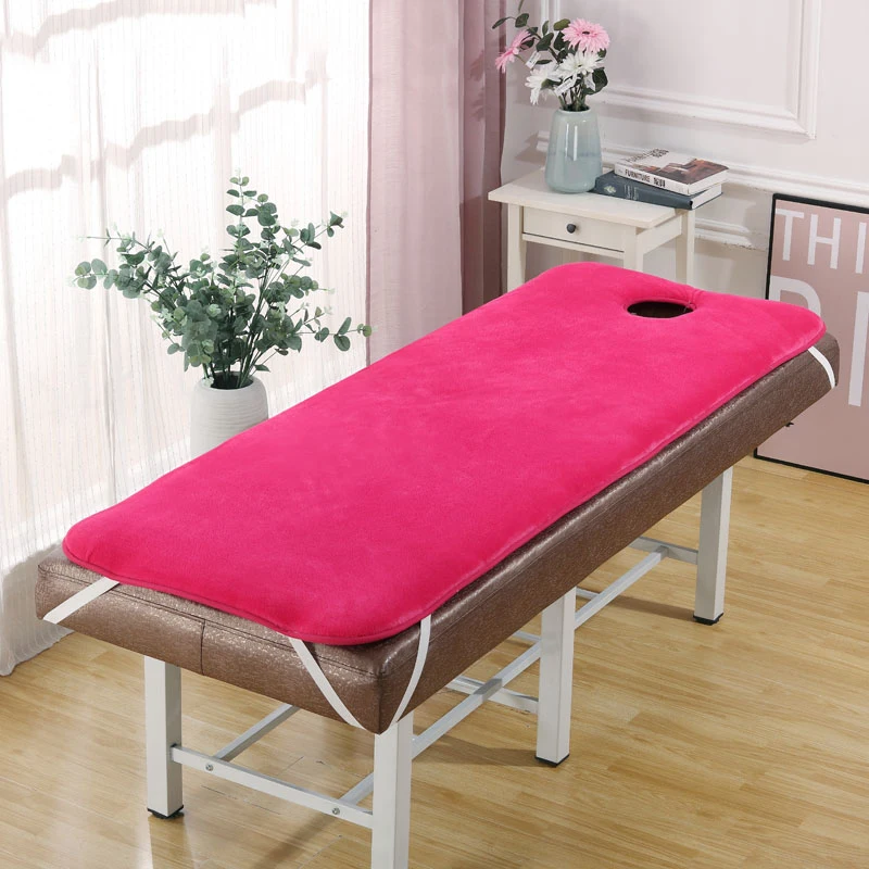 Накидка для кушетки массажного стола в салоне красоты с отверстием для дыхания.