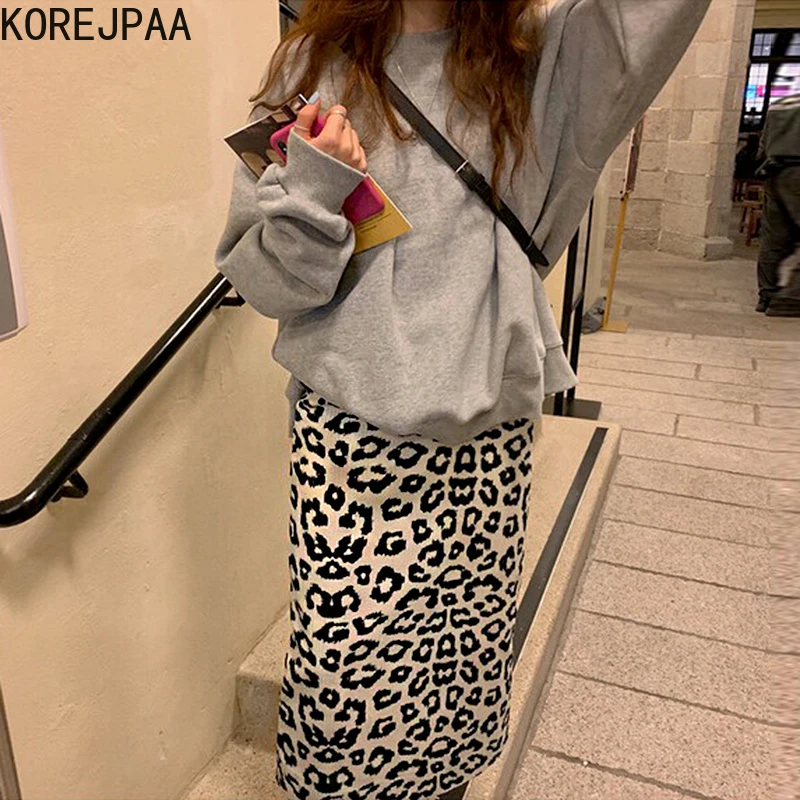 

Женский Повседневный комплект из двух предметов Korejpaa, однотонный свитшот с длинным рукавом, круглым вырезом и облегающая леопардовая юбка ...