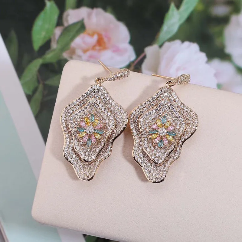 

Flower earrings temperament joker irregular flower-shaped stereo exaggerated super flash banquet in Europe and America