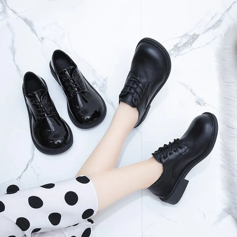 

Женские туфли из искусственной кожи LLOGAI, модные туфли на низком каблуке со шнуровкой, Студенческая обувь, женские удобные лакированные туфл...