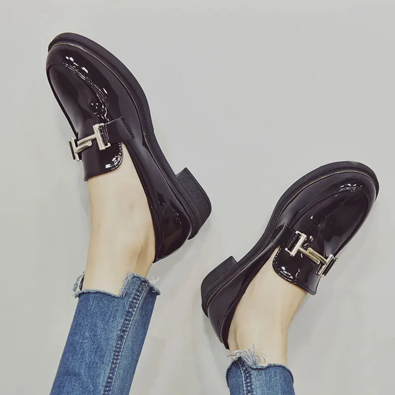 Женские туфли-оксфорды красного цвета лакированные кожаные мокасины на плоской