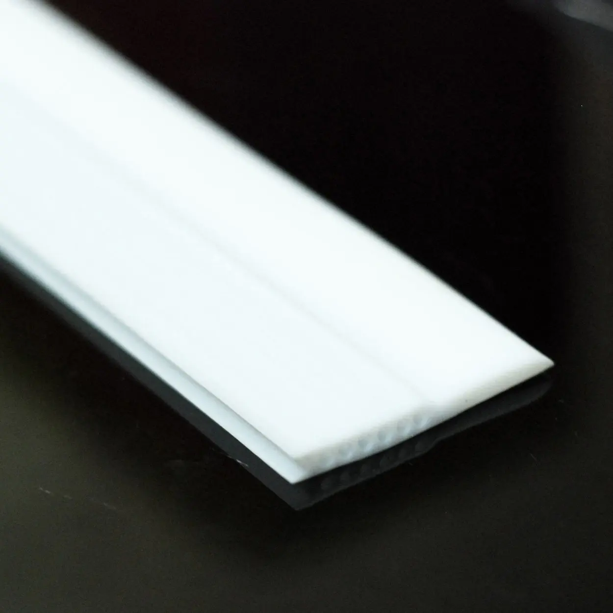 Уплотнительная лента для дверей и окон самоклеящаяся тараканов 28 мм/35