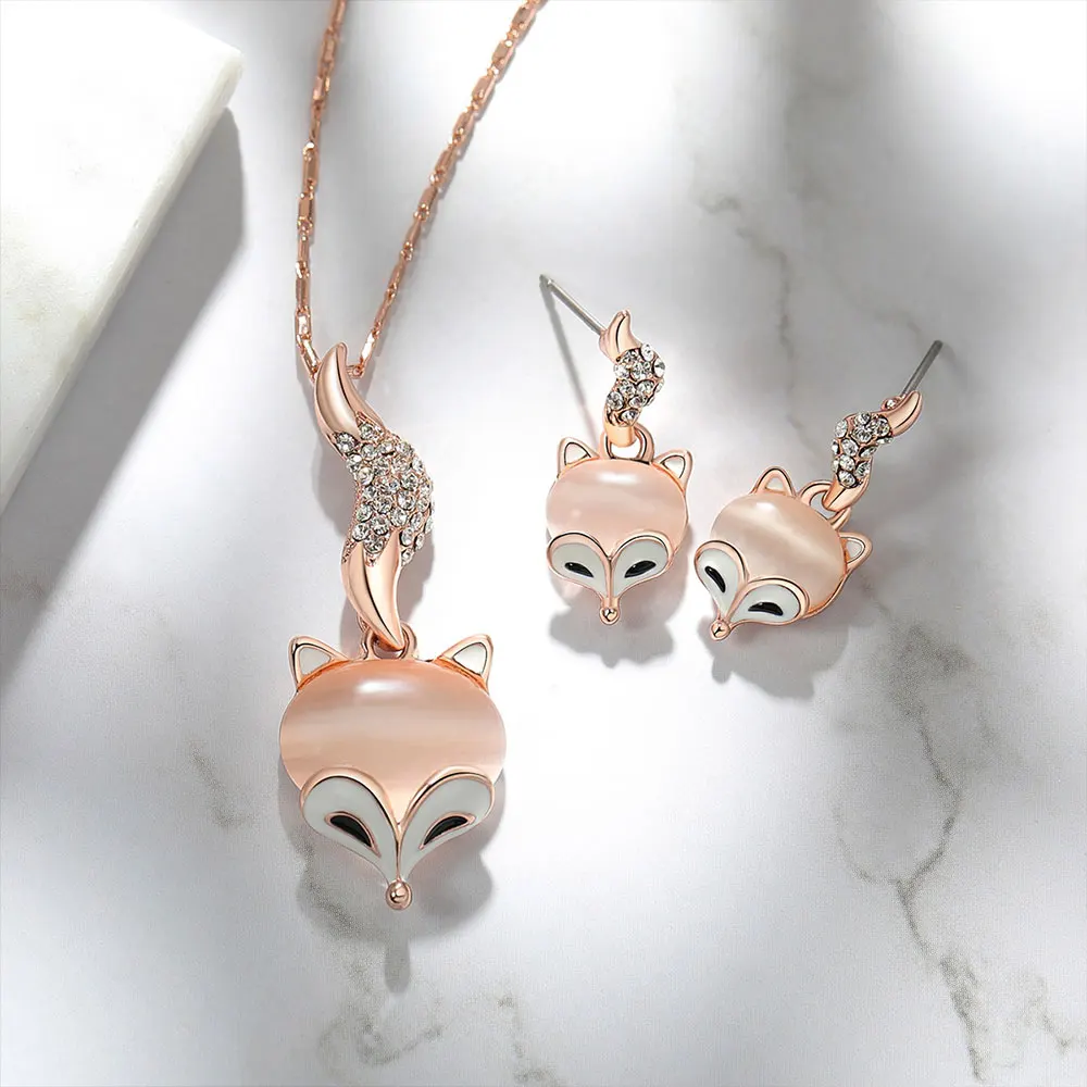 Модный комплект украшений от Viennois колье-чокер с искусственным опалом в виде лисы