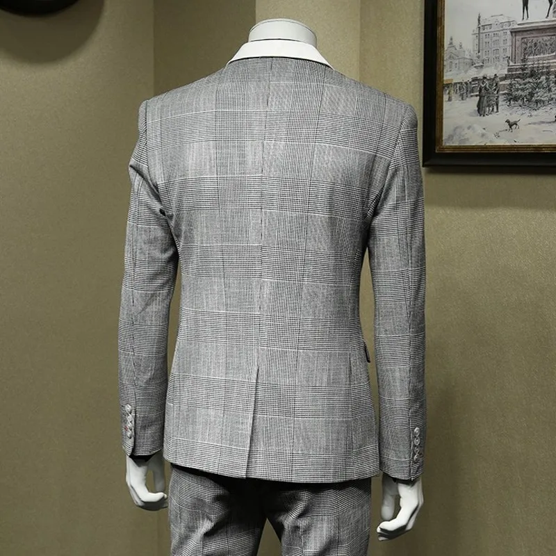 Деловой джентльменский костюм в английском стиле белый и черный клетчатый