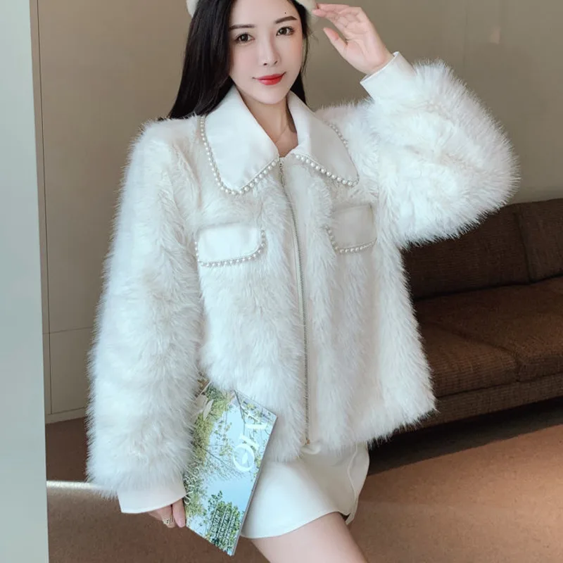 Высококачественные новые зимние модные пальто из искусственного меха 2021 года для женщин, короткие верхняя одежда с жемчужной отделкой и ароматом маленького размера.