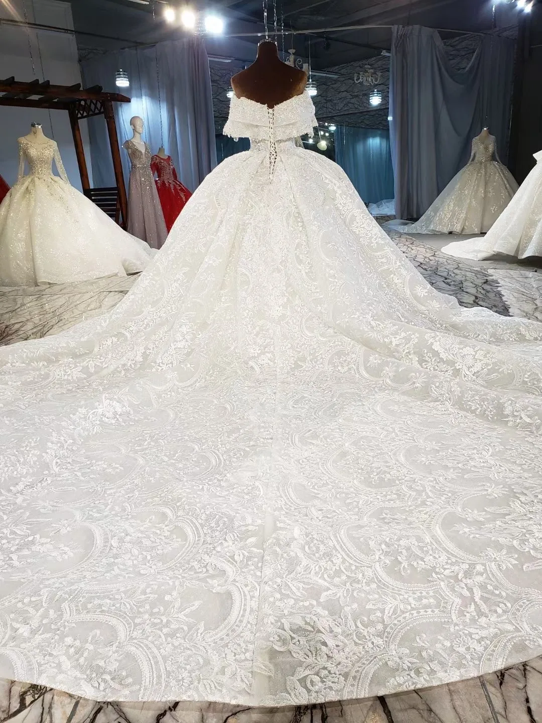 2021 New Arrivals Luxurious Lace Wedding Dresses Sleeveless Sweatheart Neckline Lace Ball Gown Bridal Dresses Robe De Mariee
