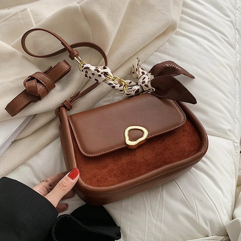 

Дизайнерские маленькие сумки через плечо из искусственной кожи с лентой для женщин, зима 2021, женские брендовые трендовые сумки на плечо с це...