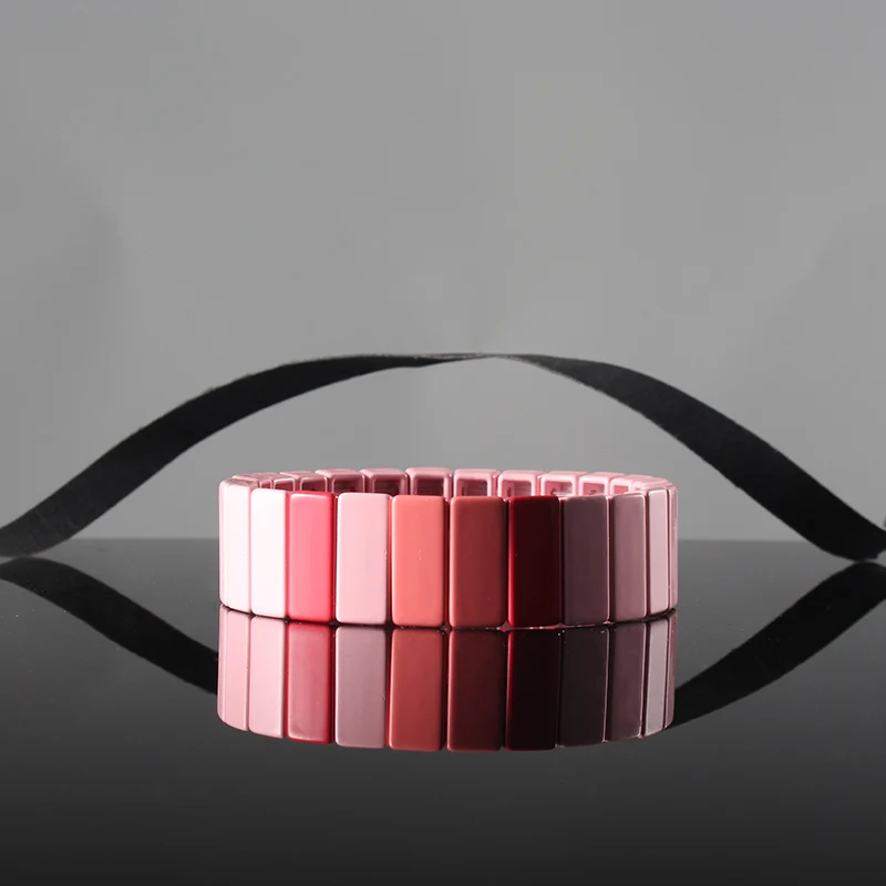 Браслет женский эластичный с розовой эмалью и цветными бусинами