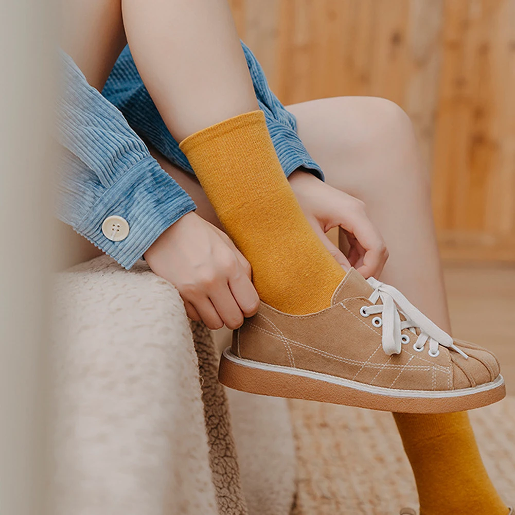 

2021 New Random Color Cotton Women's Socks for Autumn Winter Red Blue Black Solid Color Towel Girls Socks Middle Tube