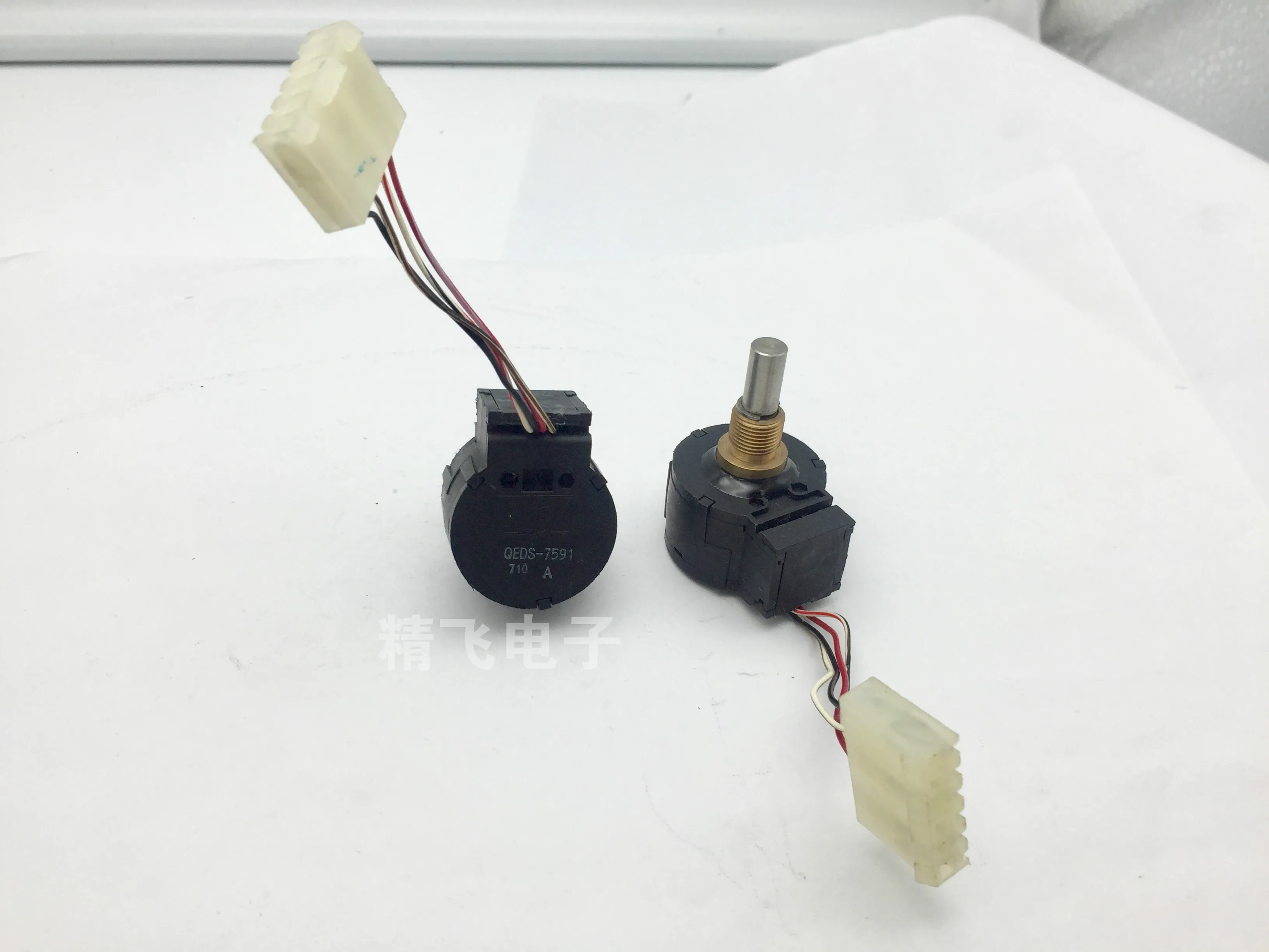 

Оригинальный новый 100% Оптический кодировщик QEDS-7591 smooth 360 градусов длина вала 21 мм (переключатель)