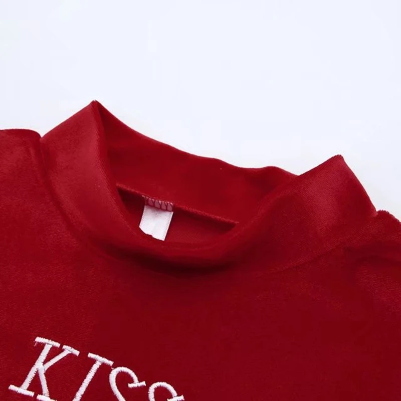 Женская футболка KISS ME красная бархатная водолазка с коротким рукавом и надписью