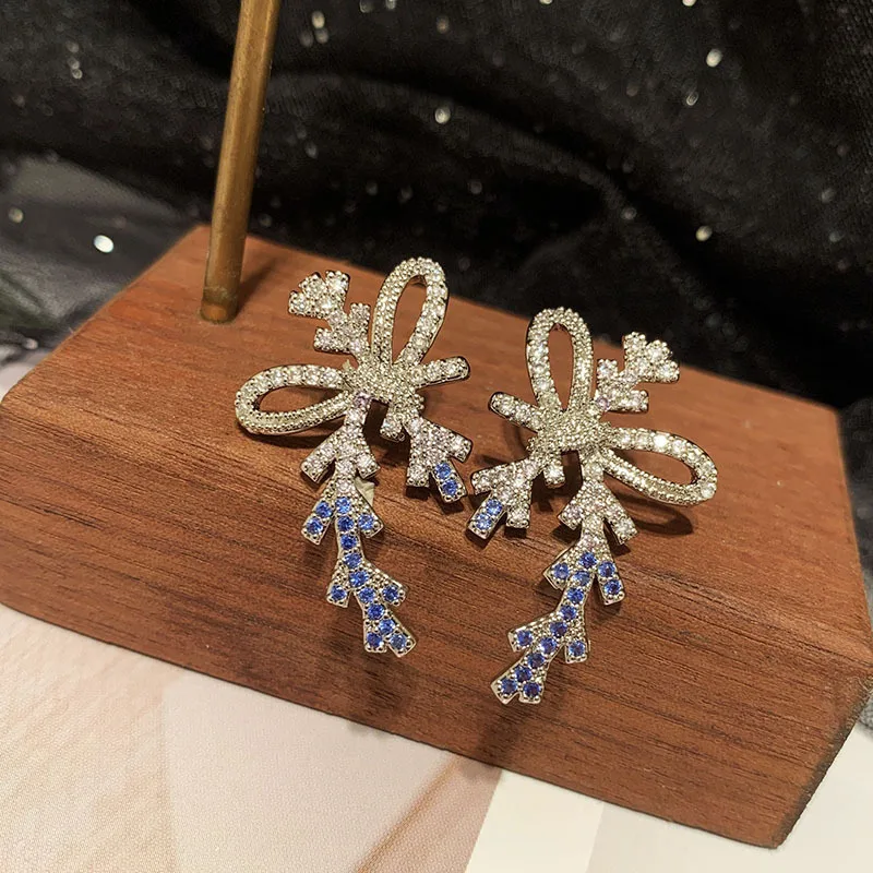 

Женские серьги с синим бантом из серебра пробы