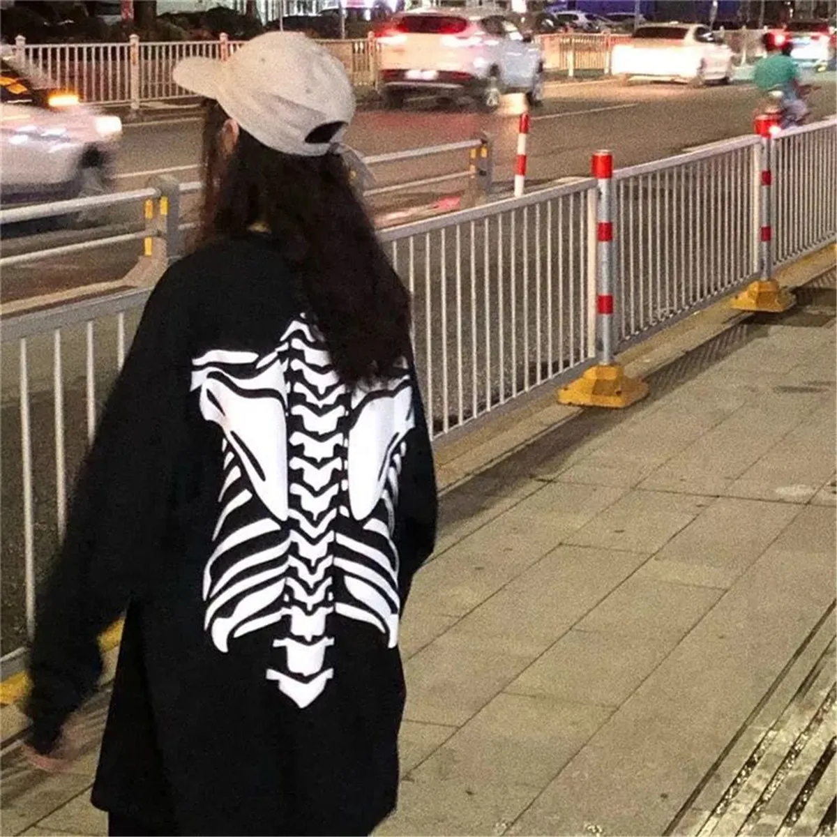 

Футболка женская с длинным рукавом и принтом черепа