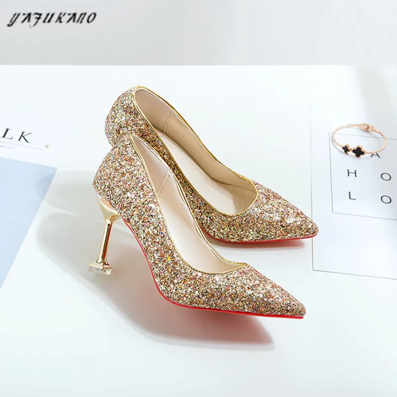 В золотом и серебряном цветах отлично подходят Блестящий со стразами свадебная