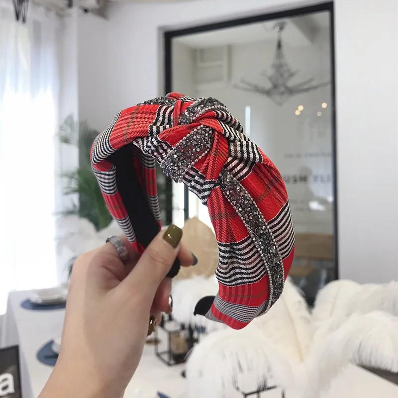 Женская повязка на голову в клетку с узлом |