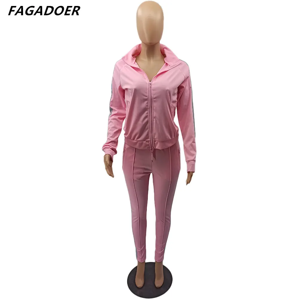 Женский спортивный костюм из двух предметов на молнии и с карманами| |