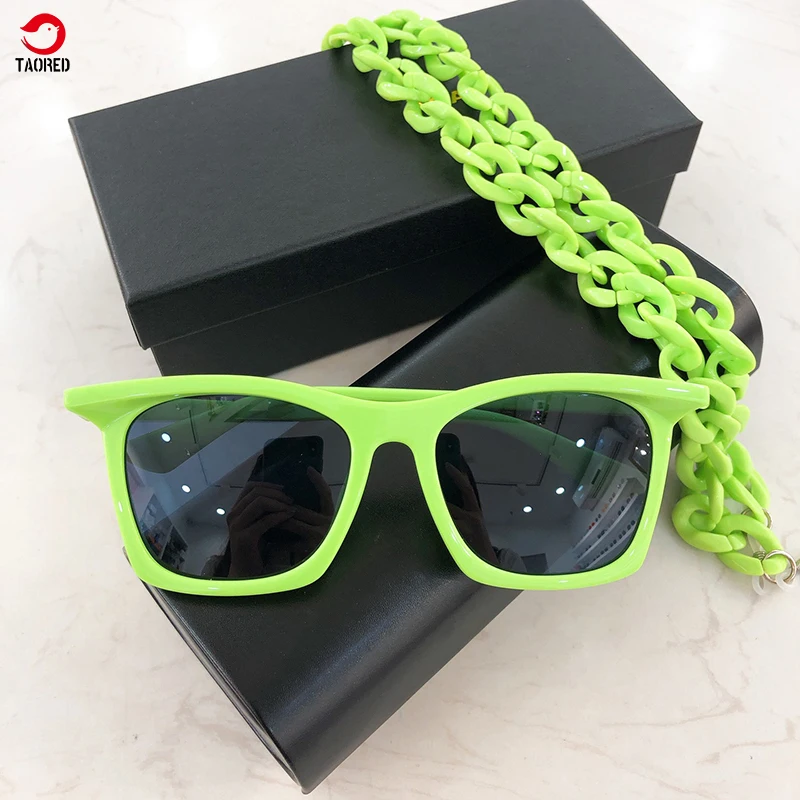 

Очки солнцезащитные унисекс, с цепочкой, в итальянском стиле