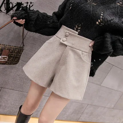 

Women's casual shorts, short and medium length, with pockets showing thin, wear inside and outside in spring and summer