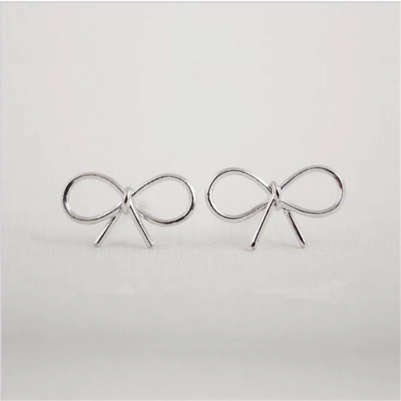 Классические серьги-гвоздики с бантом и гладкой поверхностью | Украшения