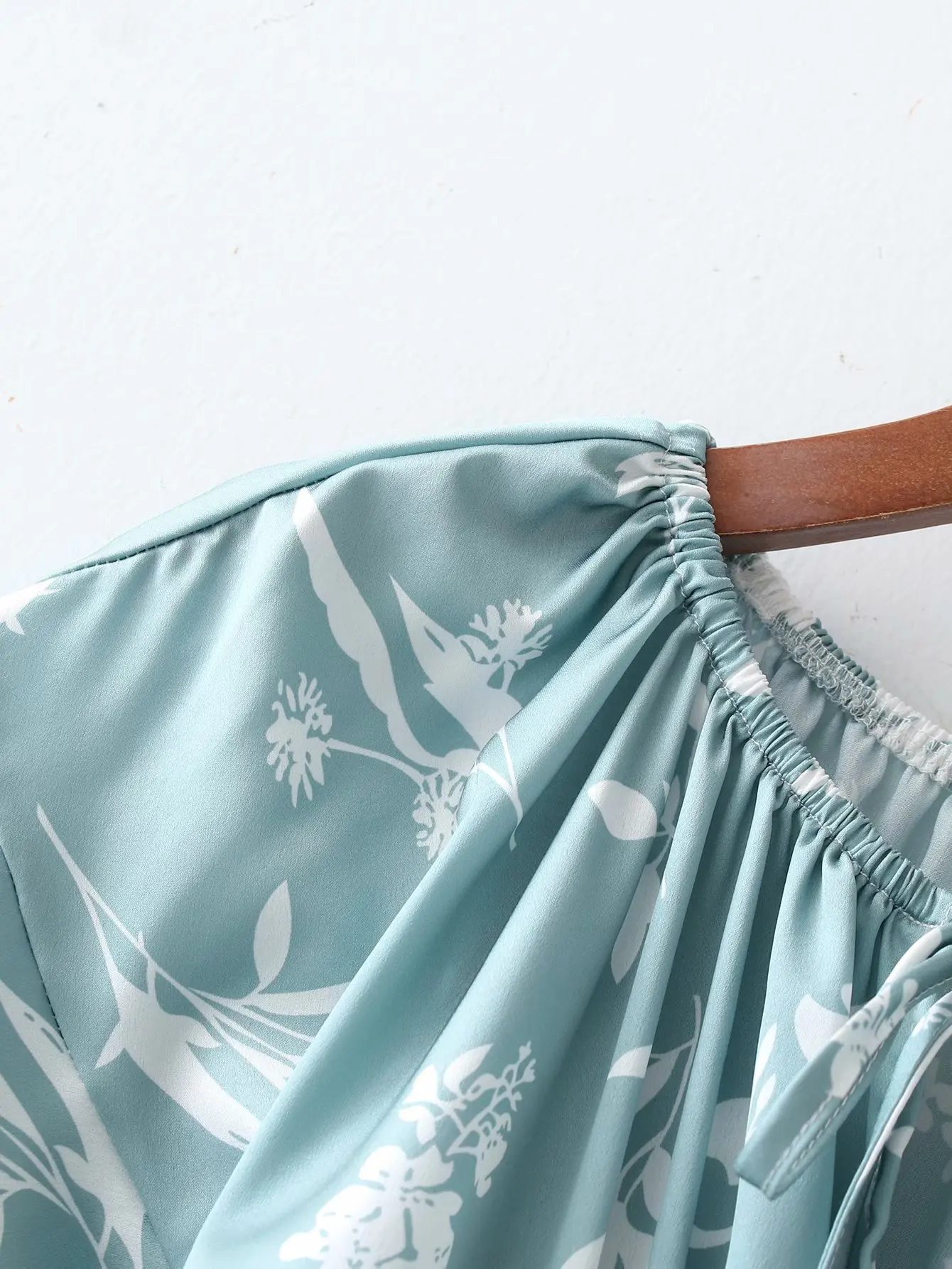 

2021 summer new European and American women's fashion temperament off-the-shoulder flared sleeve printed waist slimming dress