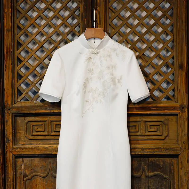 

Женское платье qipao с белой вышивкой, темпераментная китайская ветровка, восстанавливающая древние пуговицы, модифицированное молодежное п...