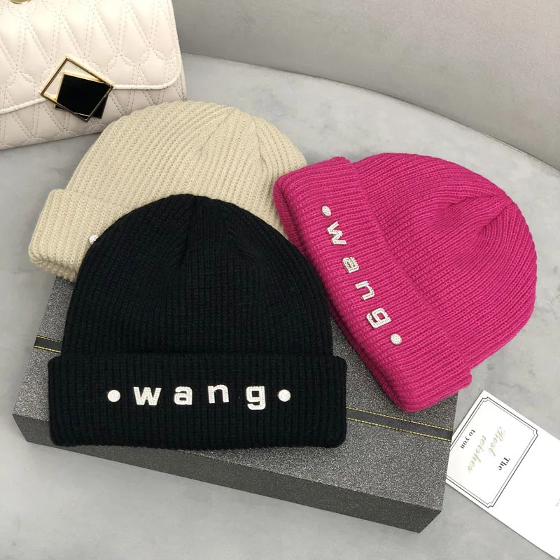 

Известный бренд, зимние шапки с логотипом со стразами для женщин, теплая вязаная шапка, универсальная шапка, шапки, повседневные женские обл...