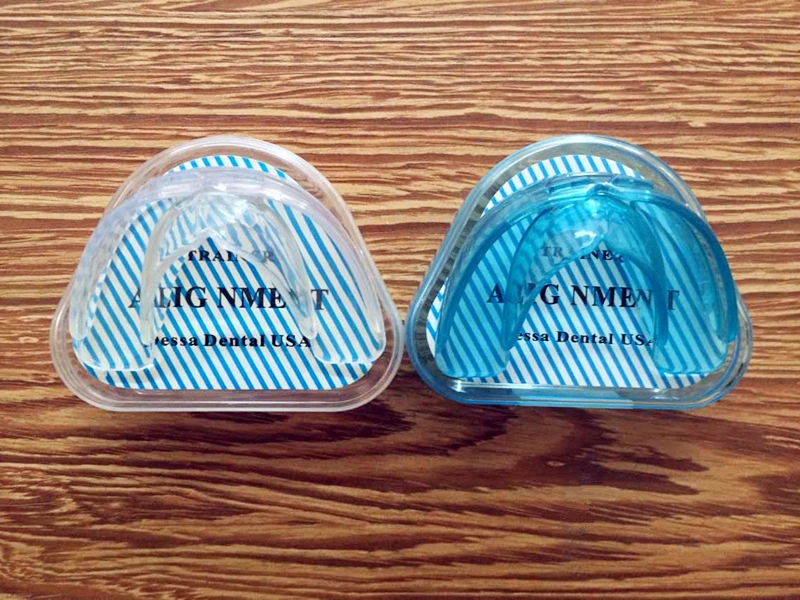 

2 шт. Капы для выравнивания зубов – ортодонтическая коррекция зубного ряда. Синяя и прозрачная.